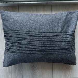 Vera Wang Duck/ Goose Feather Gray and White Travel/  Baby Pillow